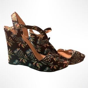 Platform/ Wedge sandals with pineapple designs by Jasmine.‎ Women’s size 11